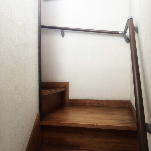階段に手すりを取りつけ、昇り降りを安全に。